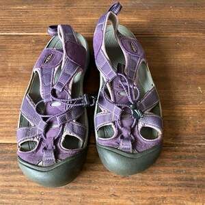 Size 9 purple Keens